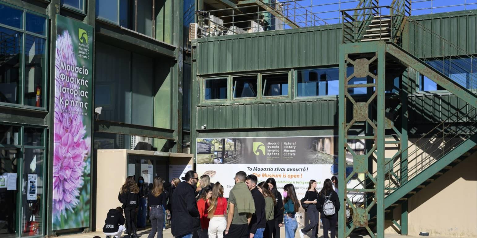 Κρήτη: Ούρησαν και αφόδευσαν στο Μουσείο Φυσικής Ιστορίας