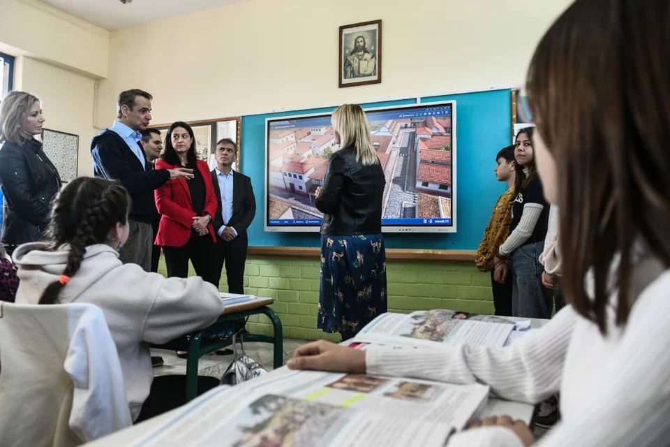 Σε σχολείο στους Αγίους Αναργύρους ο Μητσοτάκης