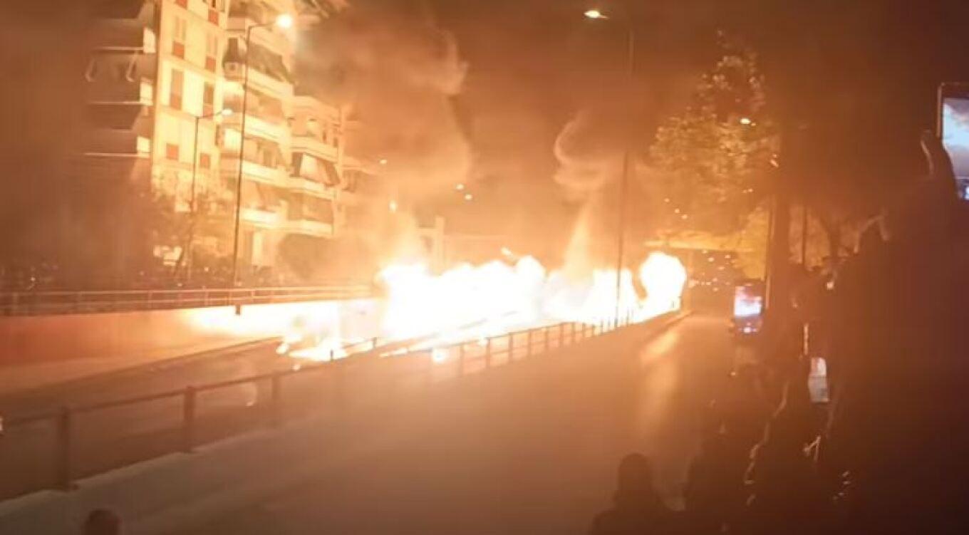 Νέος Κόσμος: «Πόλεμος» για άλλη μια χρονιά με βεγγαλικά και μολότοφ (ΒΙΝΤΕΟ)