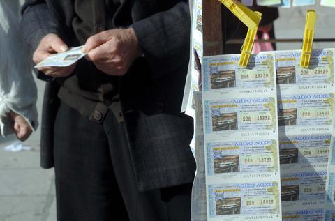 Λάρισα: Χτύπησε ηλικιωμένο λαχειοπώλη και άρπαξε ξυστά λαχεία