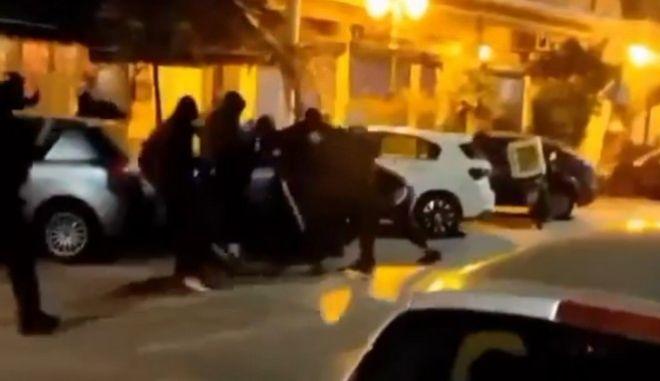Θεσσαλονίκη: Bίντεο ντοκουμέντο από την επίθεση με ρόπαλα σε οπαδούς του Ηρακλή έξω από ουζερί