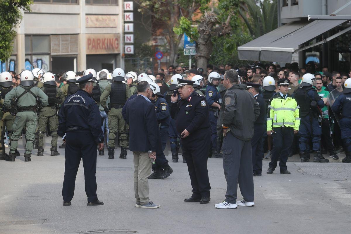 ΠΑΟ – ΑΕΚ: Επεισόδια μεταξύ οπαδών και ΜΑΤ έξω από τη Λεωφόρο