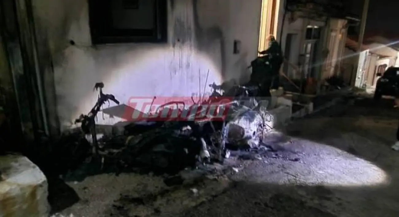 Πάτρα: Πυρπόλησαν μοτοσικλέτες αστυνομικού την ώρα της Ανάστασης – Καταστράφηκαν ολοσχερώς