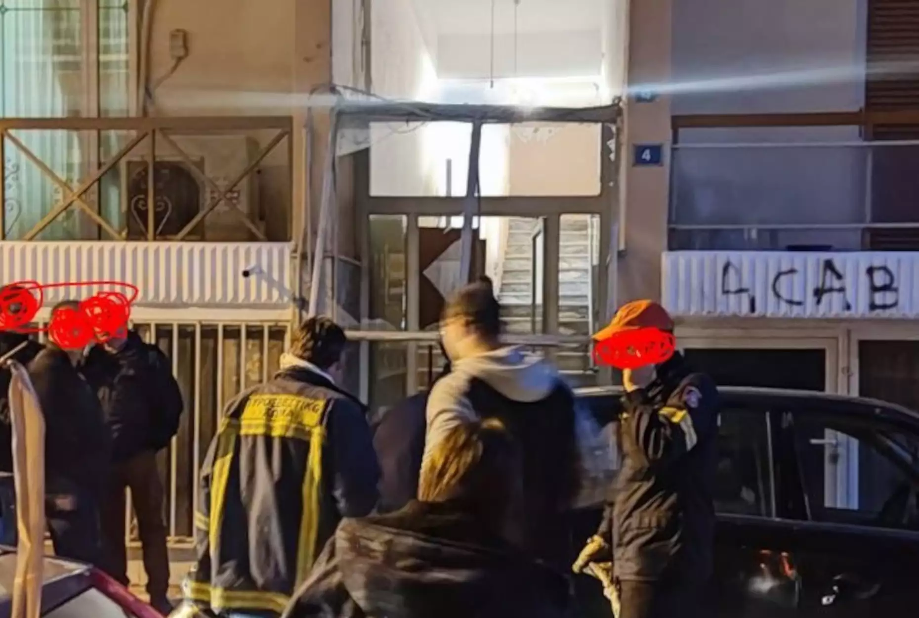 Πτολεμαΐδα: Έκρηξη σε πολυκατοικία – Μπιτόνι με εύφλεκτο υλικό εντοπίστηκε στο σημείο (ΒΙΝΤΕΟ)