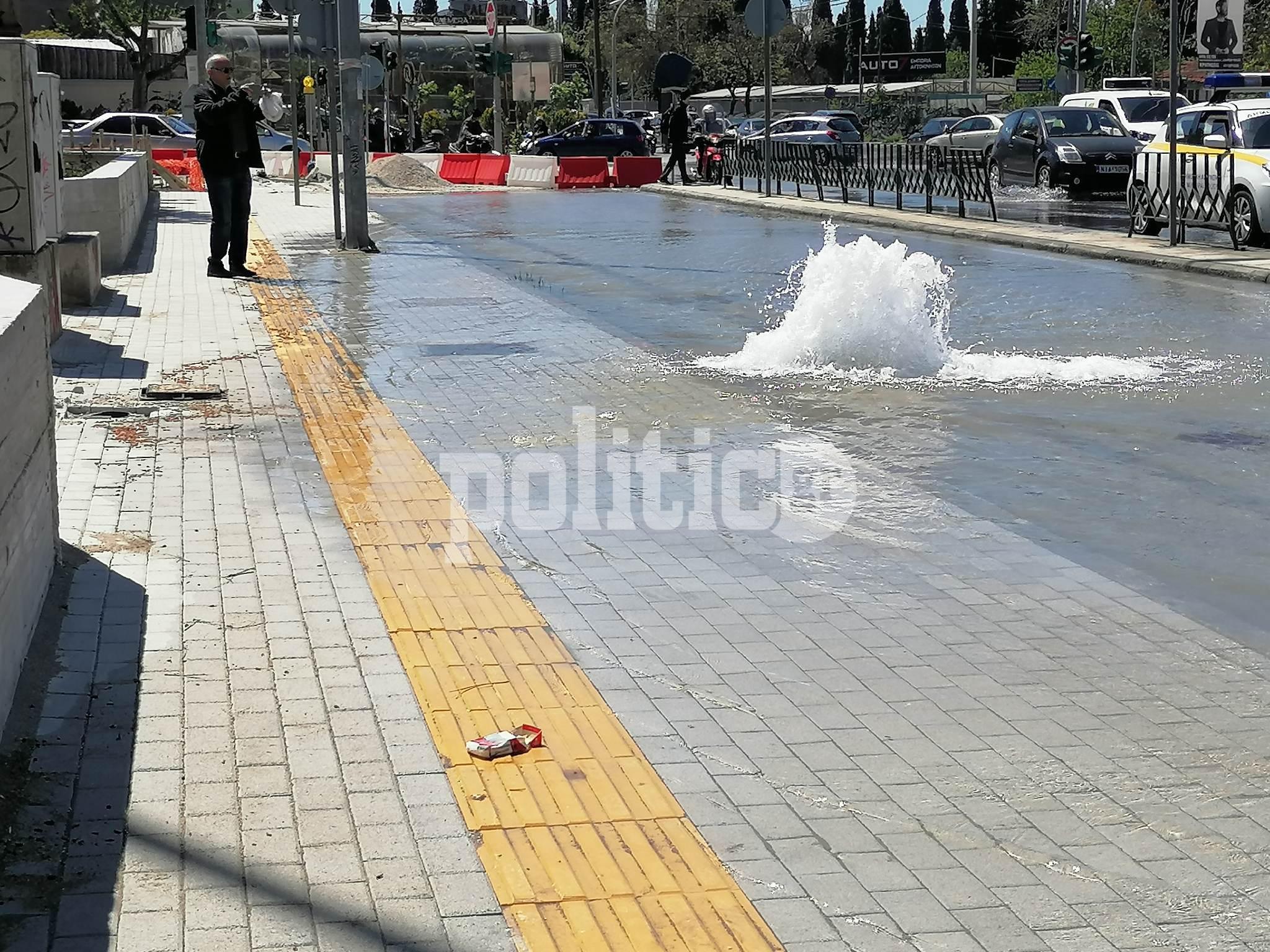 Θεσσαλονίκη: «Πλημμύρισε» η οδός Λαγκαδά – Έσπασε αγωγός νερού μπροστά από την Αγία Βαρβάρα