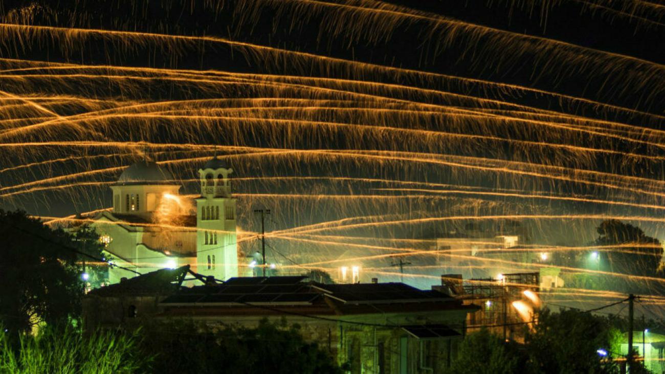 Φαντασμαγορικός ο φετινός ρουκετοπόλεμος στην Χίο – Πάνω από 30.000 ρουκέτες εκτοξεύθηκαν