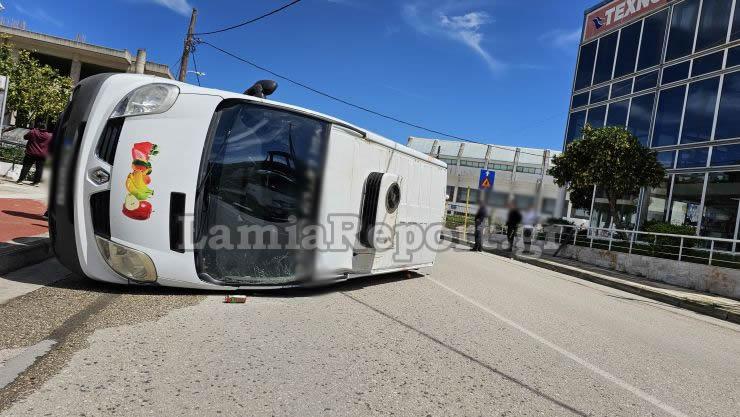 Λαμία: Βαν τούμπαρε μετά από τροχαίο – Σώος ο οδηγός