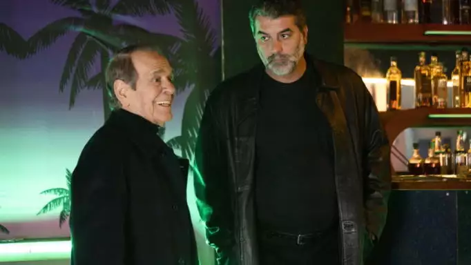Αυτή η νύχτα μένει: Ο Διαγόρας απειλεί με όπλο τον Στρατή