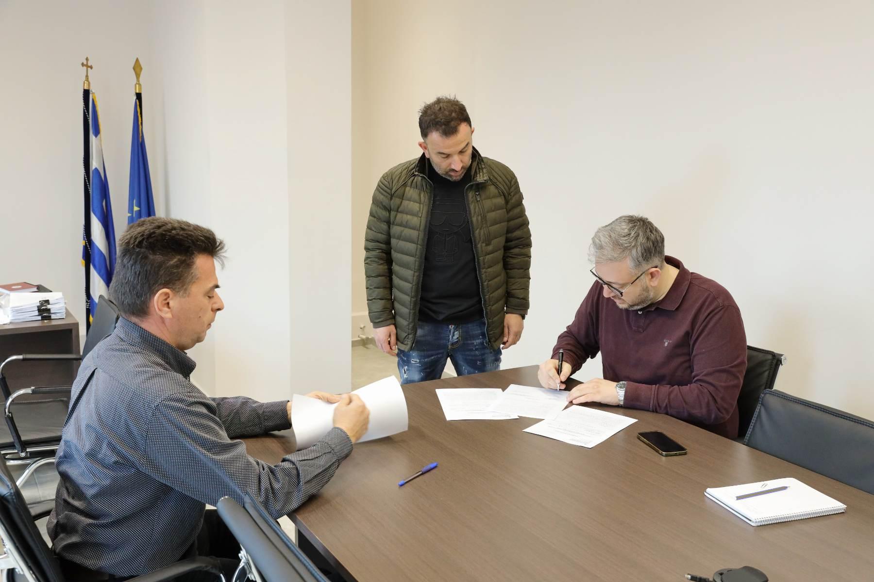Δ. Ωραιοκάστρου: Υπογράφηκε η σύμβαση για την κατασκευή χώρου στάθμευσης 60 θέσεων στο Παλαιόκαστρο