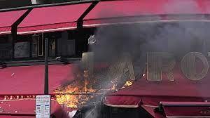 Παρίσι: Διαδηλωτές έβαλαν φωτιά σε αγαπημένο στέκι του Μακρόν