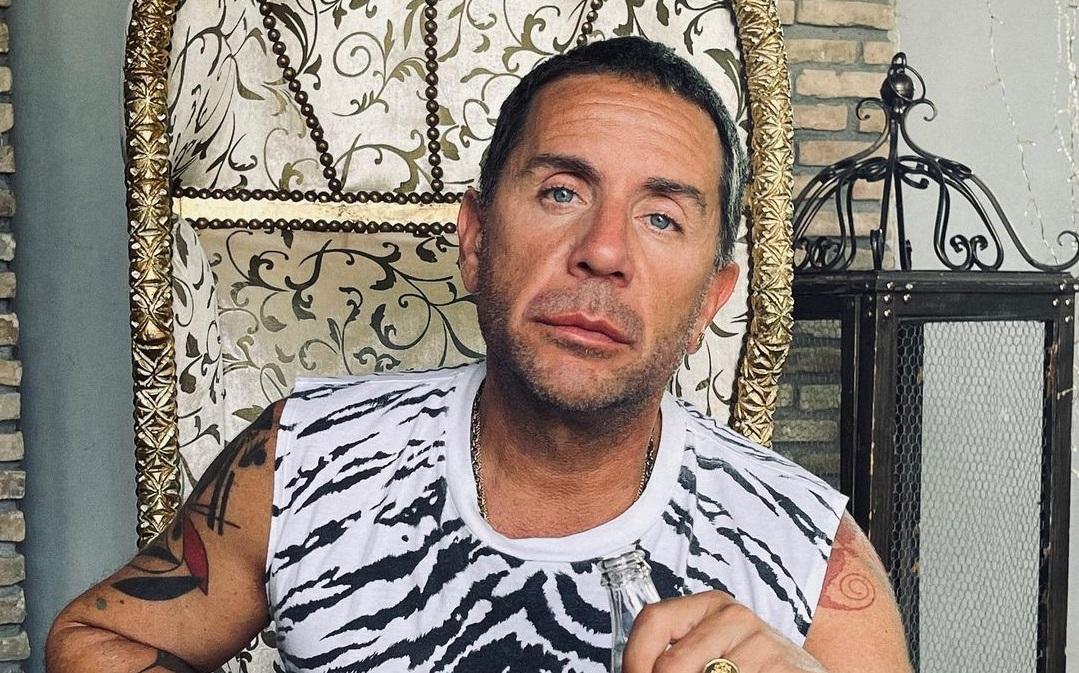 Ο Γ. Μαζωνάκης ποζάρει με λευκό ράσο στο instagram (ΦΩΤΟ)