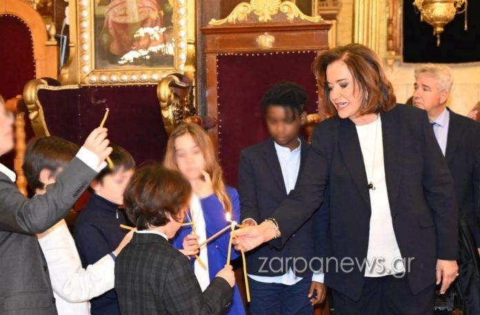 «Θέλεις να γίνεις η γιαγιά μου;» – Η συγκινητική ιστορία πίσω από το «πρόσθετο εγγόνι» που συνόδευσε την Ντόρα Μπακογιάννη στην εκκλησία (ΦΩΤΟ)