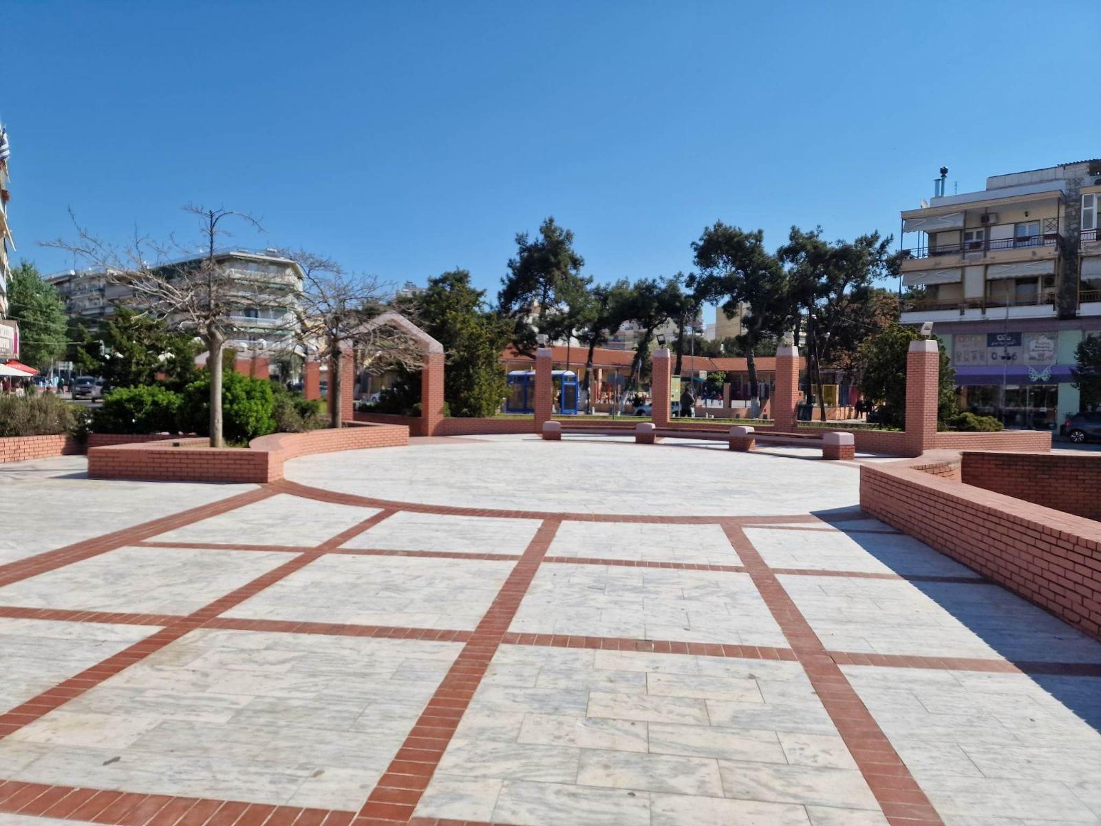 Εργασίες μικρής κλίμακας βελτιώνουν την εικόνα της Πλατείας Ελευθερίας και του Αμφιθεάτρου στον Πεζόδρομο Ελευθερίου Κορδελιού
