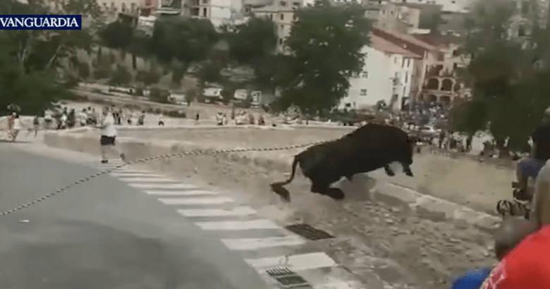 Ισπανία: ΣΟΚ με ταύρο να πηδά από ύψος 10 μέτρων (ΒΙΝΤΕΟ)