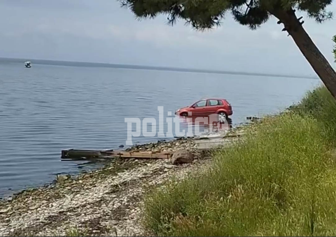 Θεσσαλονίκη: Αυτοκίνητο έπεσε στη θάλασσα ενώ ήταν παρκαρισμένο (ΒΙΝΤΕΟ & ΦΩΤΟ)
