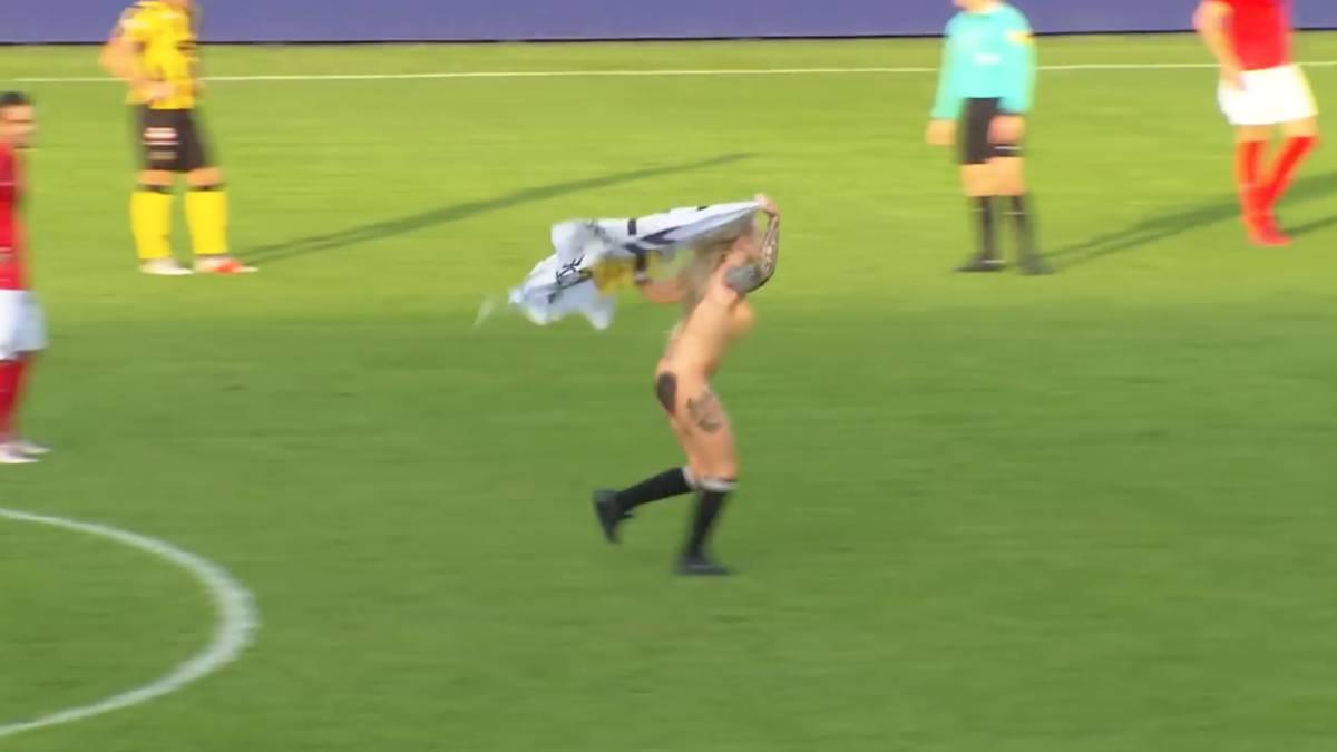 Ολλανδία: Στρίπερ μπήκε γυμνή στο γήπεδο για να αποπροσανατολίσει την αντίπαλη ομάδα (ΒΙΝΤΕΟ)