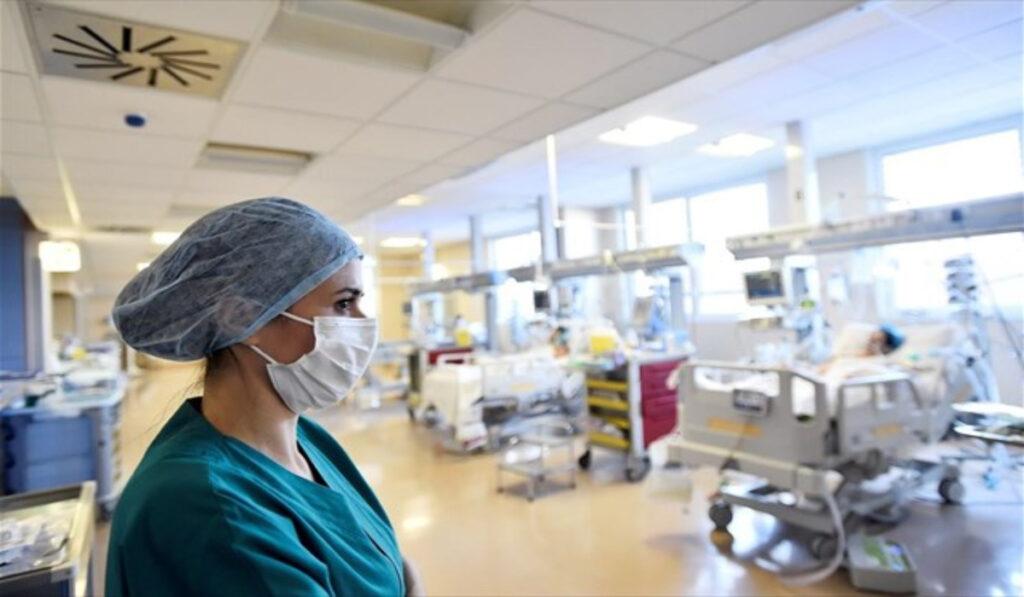 ΕΟΔΥ: 52 θάνατοι και 61 διασωληνωμένοι από κορωνοϊό την τελευταία εβδομάδα