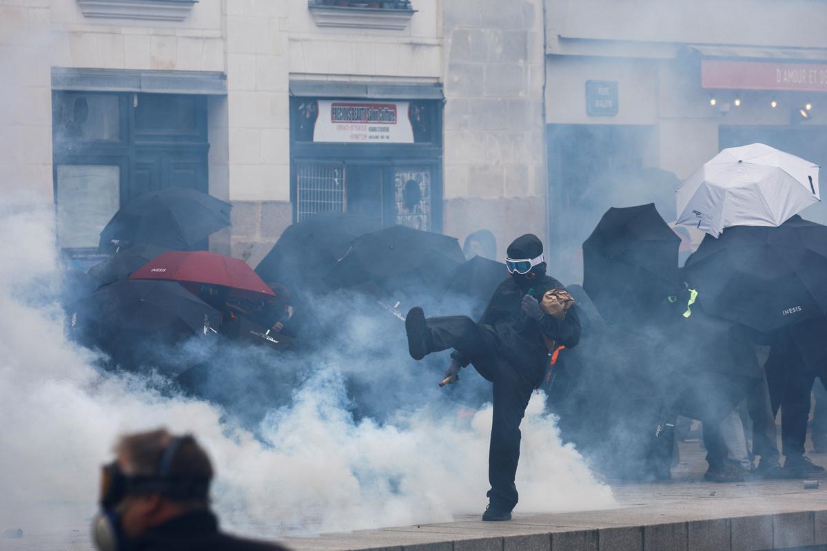 Γαλλία: Εκτεταμένα επεισόδια στις διαδηλώσεις για την Πρωτομαγιά (ΦΩΤΟ)