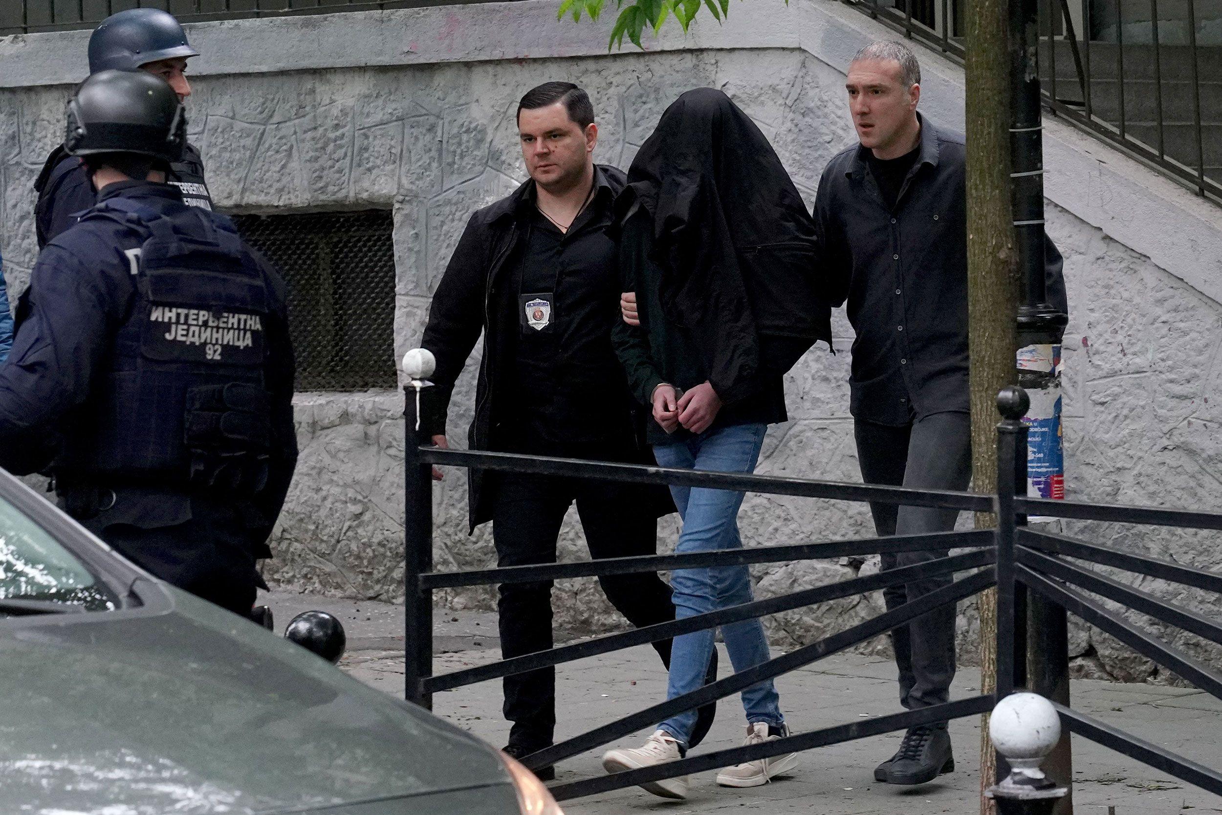 Σερβία: Ο πατέρας του 14χρονου τον είχε εκπαιδεύσει στη σκοποβολή – Τι είπε στην αστυνομία ο μακελάρης του Βελιγραδίου