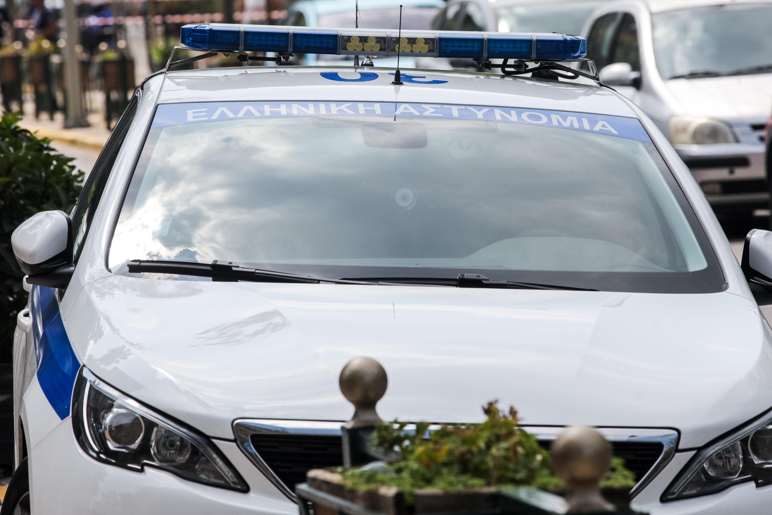 Πειραιάς: Συνελήφθησαν δύο άτομα για ληστείες σε μίνι μάρκετ