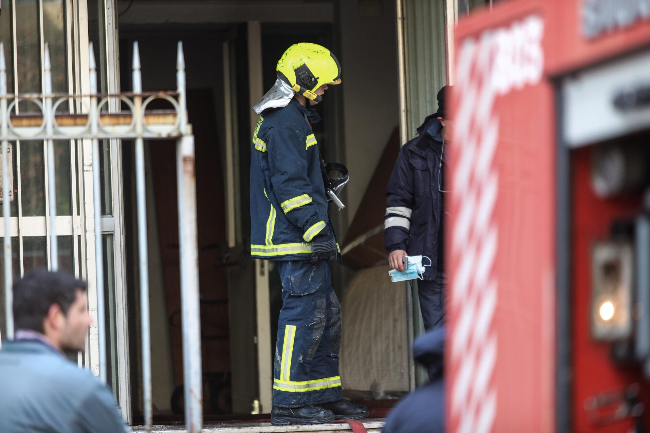 Αθήνα: Φωτιά σε κτίριο σε εγκαταλελειμμένο κέντρο – Κατέρρευσε μέρος της σκεπής