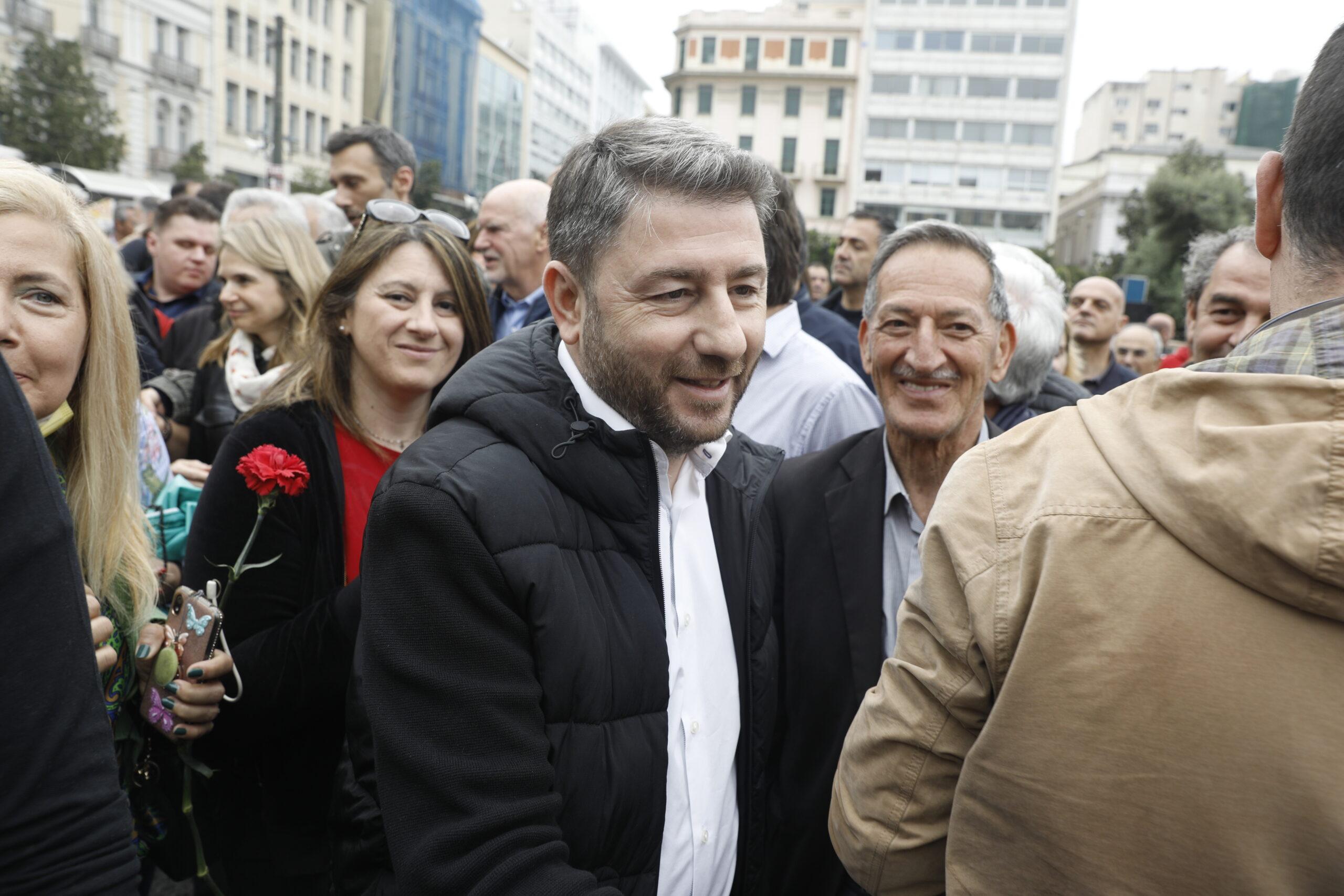 ΠΑΣΟΚ: Θερμός εναγκαλισμός Ανδρουλάκη με ψηφοφόρο του κόμματος – Αγκαλιές και «χτυπήματα» στην κοιλιά (ΒΙΝΤΕΟ)