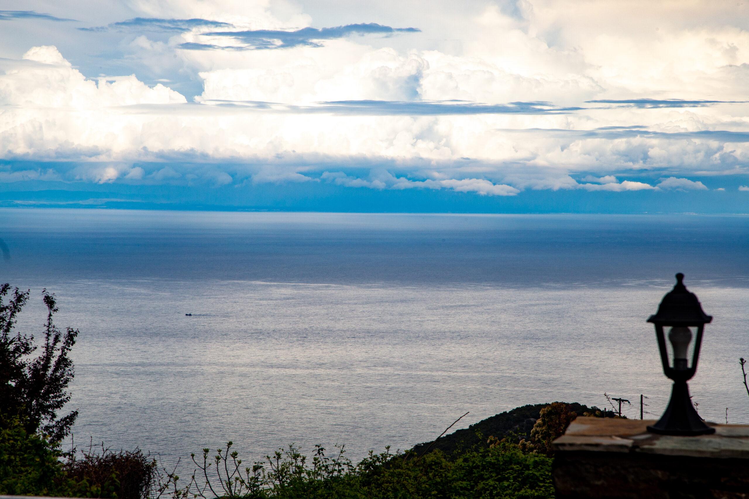 Καιρός: Ζέστη, υγρασία και συννεφιά για αύριο Τετάρτη (ΒΙΝΤΕΟ)