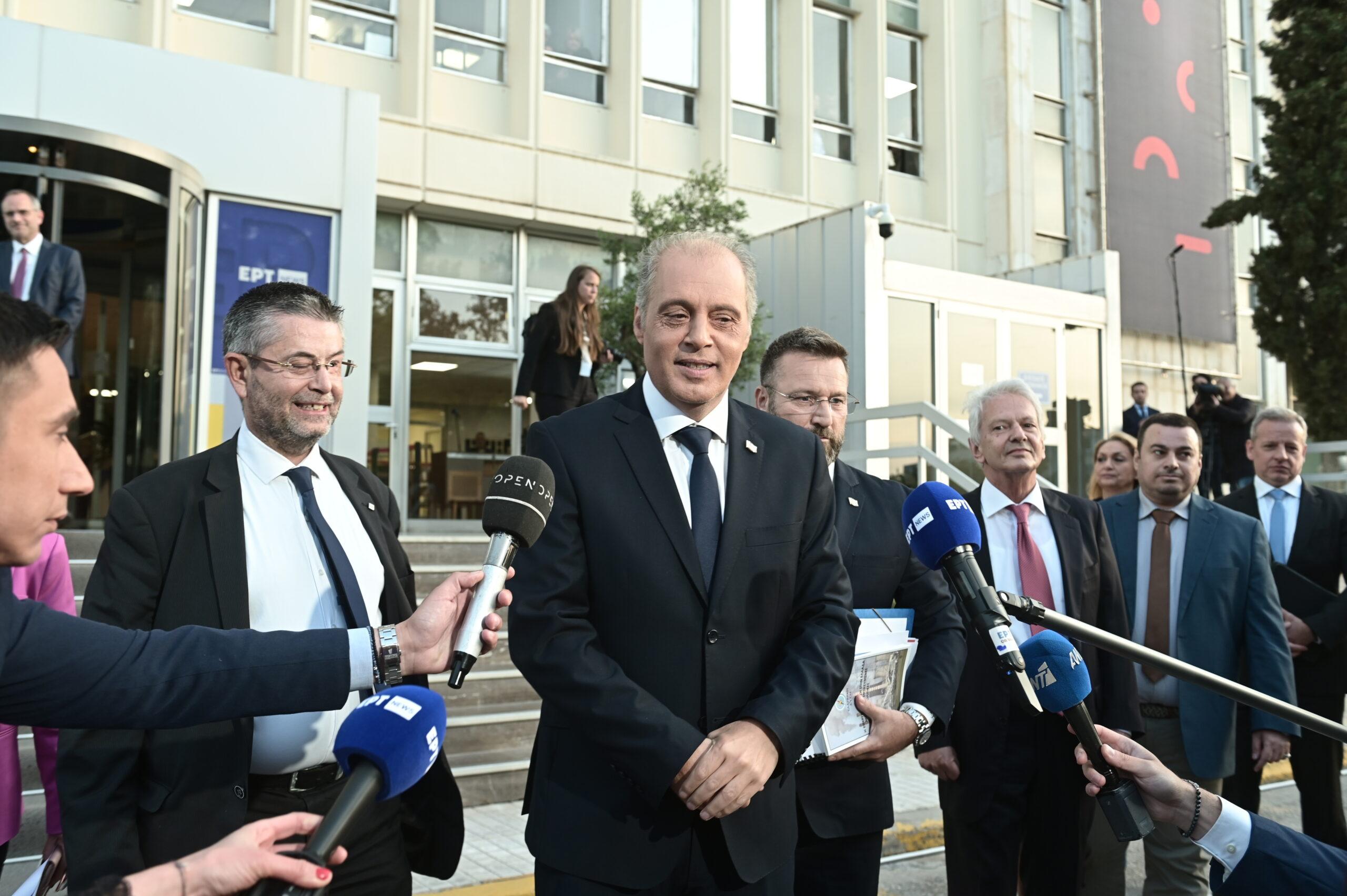 Ντιμπέιτ – Κυρ. Βελόπουλος για το γκρίζο χαλί: «Γκρίζα είναι όλα στην Ελλάδα» (ΒΙΝΤΕΟ)