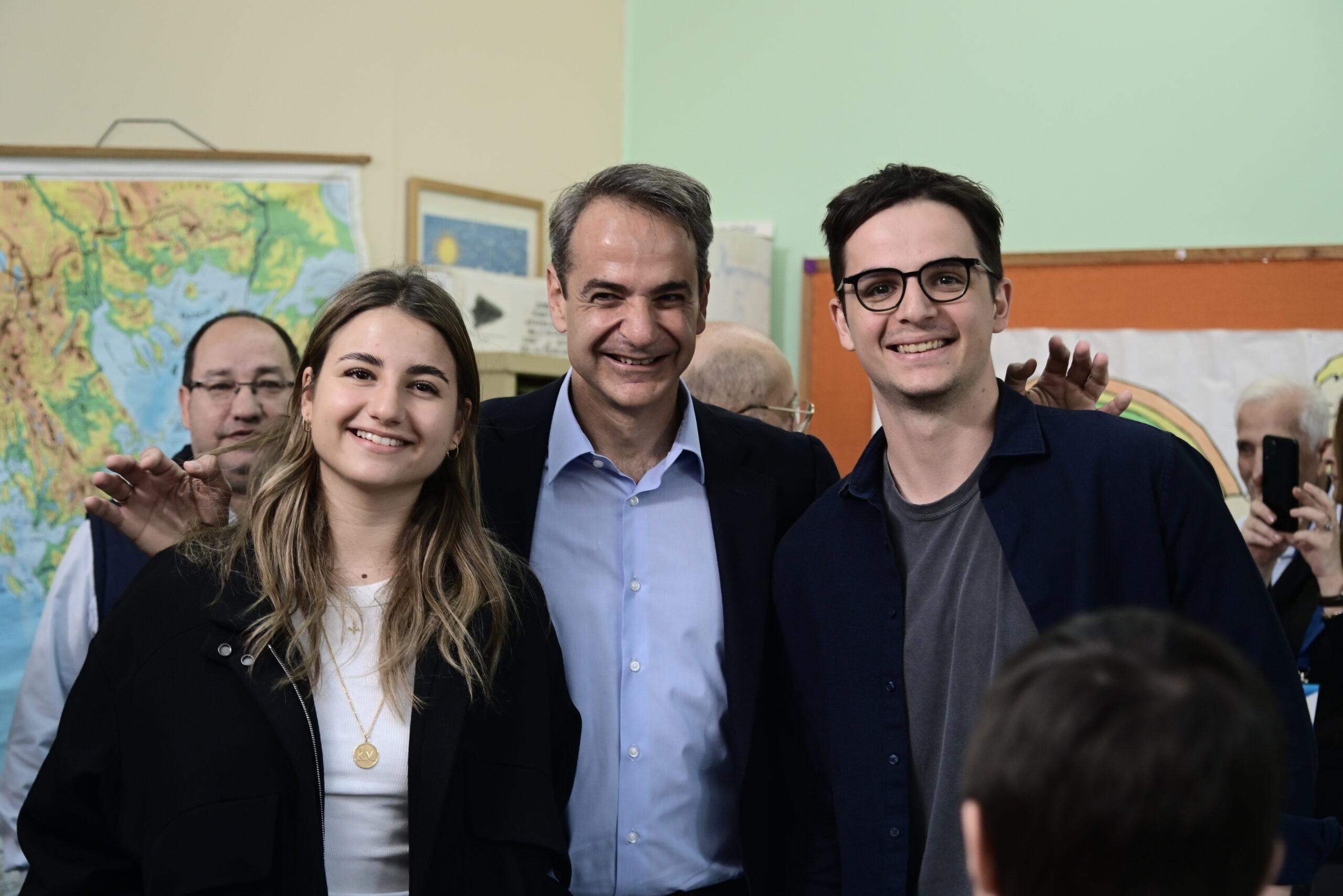 Τον γιο του αστειεύτηκε ο Κυριάκος Μητσοτάκης: «Ελπίζω να σκέφτεται μόνο τους σταυρούς»