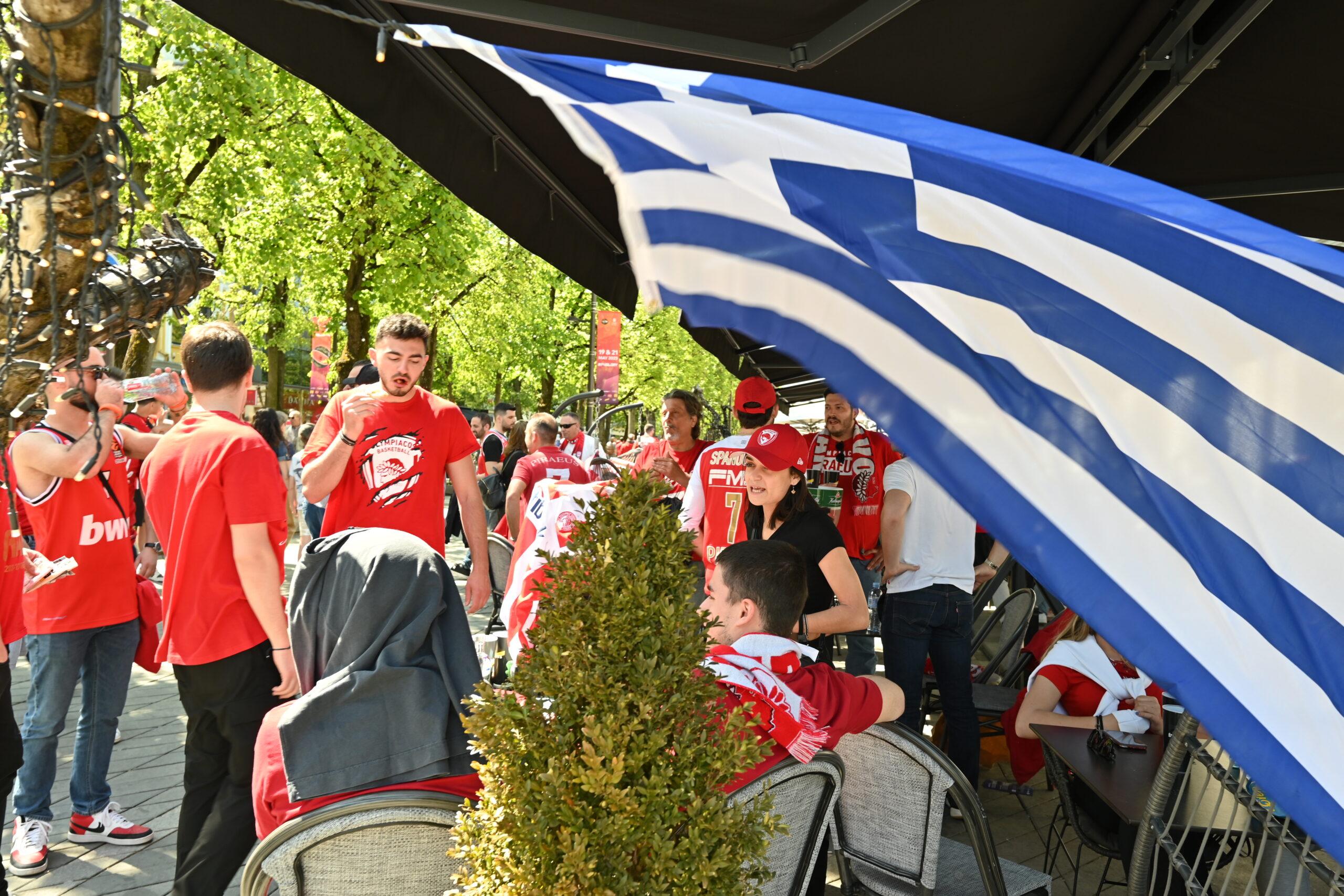 Εκλογές 2023: Οι οπαδοί του Ολυμπιακού στο Κάουνας ψήφισαν «δαγκωτό» ΝΔ