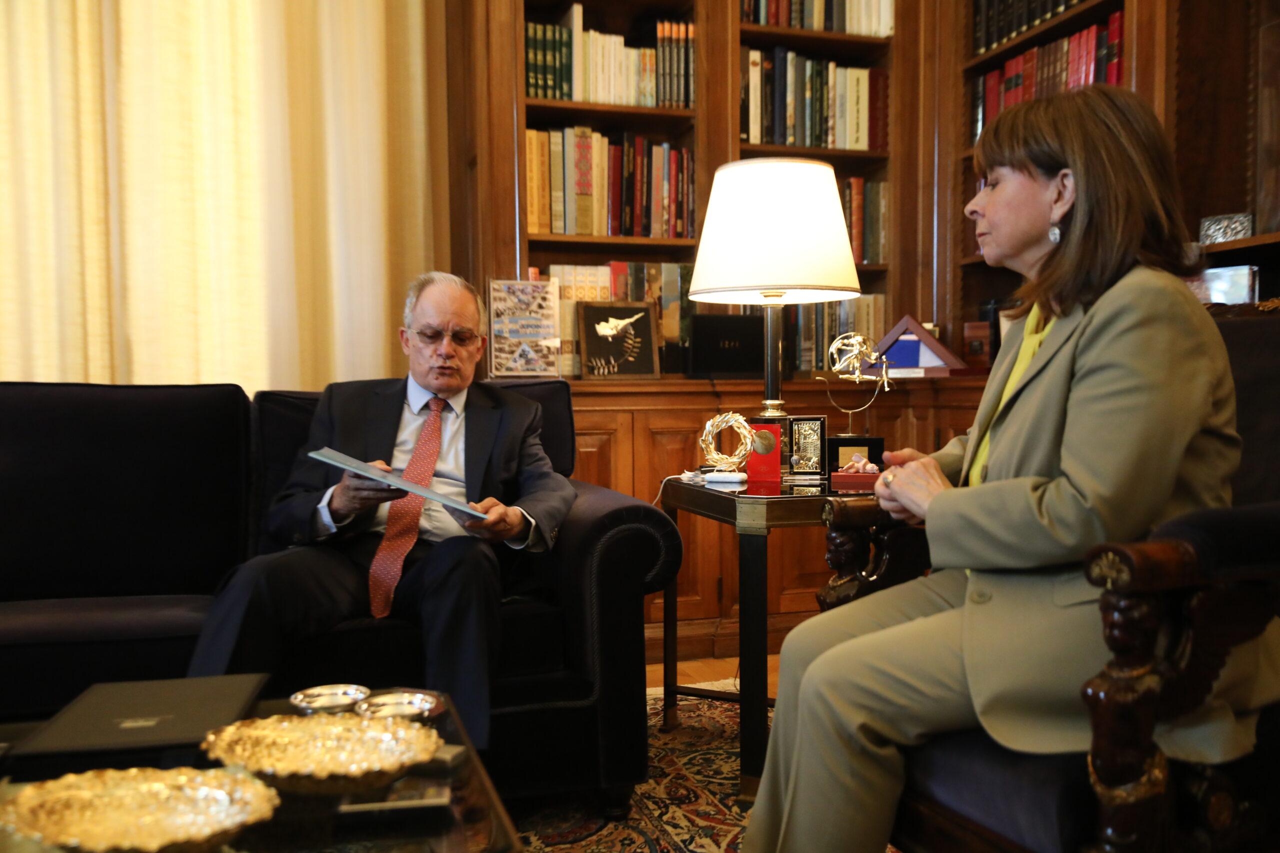 Ο πρόεδρος της Βουλής παρέδωσε τα επίσημα εκλογικά αποτελέσματα στην Σακελλαροπούλου