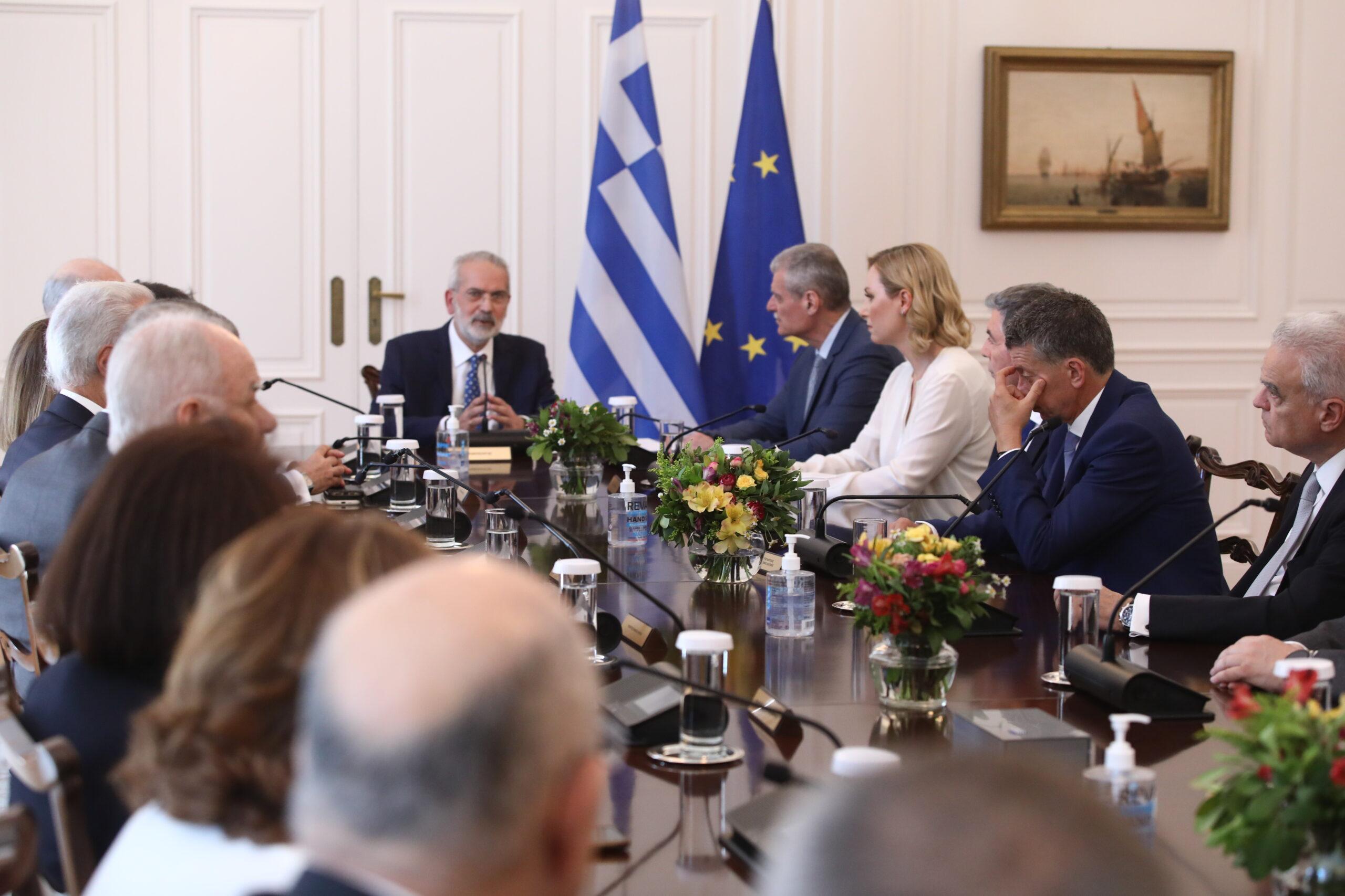 Το πρώτο υπουργικό συμβούλιο υπό τον Ιωάννη Σαρμά – Οι πρώτες οδηγίες που δόθηκαν στους υπουργούς