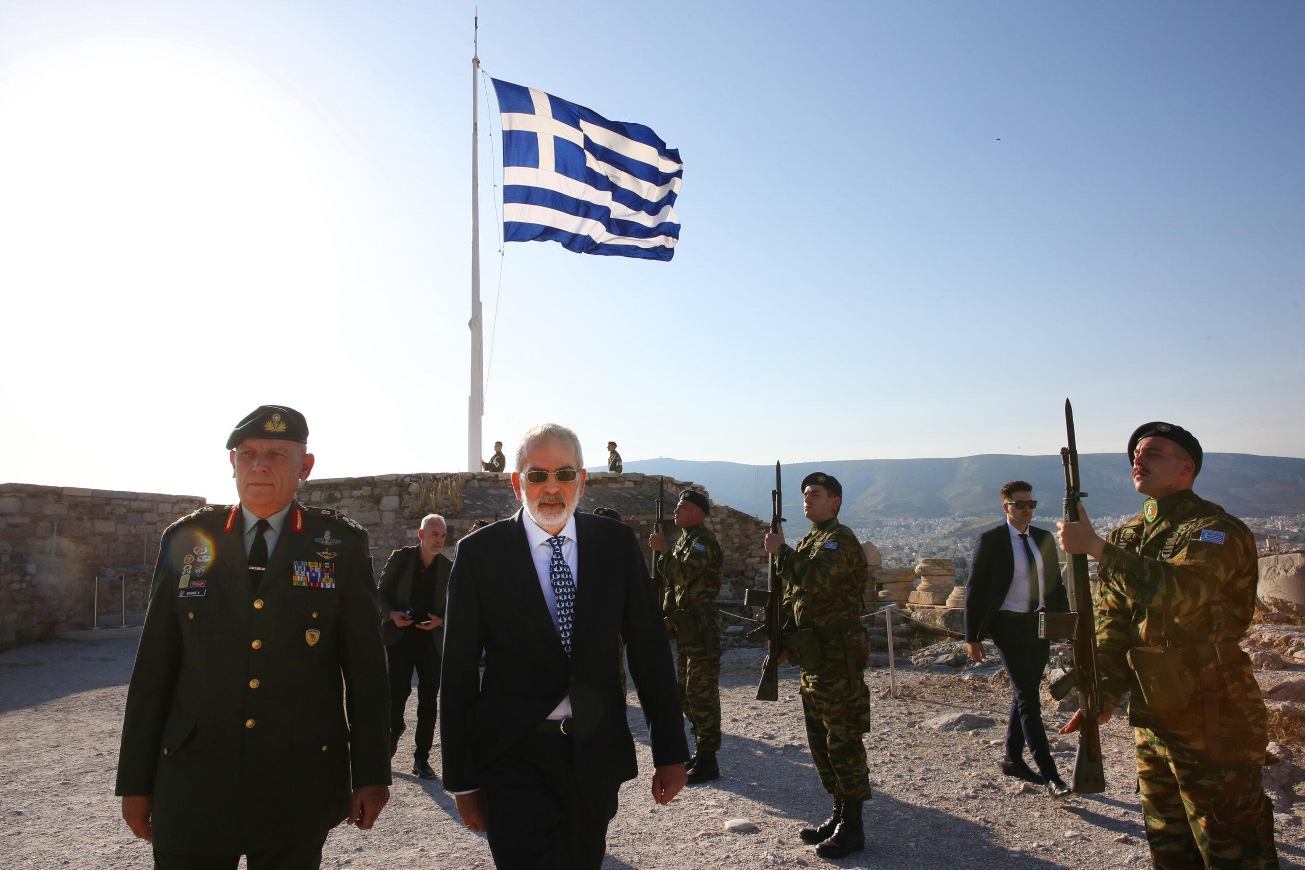 Στην έπραση της σημαίας στην Ακρόπολη ο Ιωάννης Σαρμάς (ΕΙΚΟΝΕΣ)