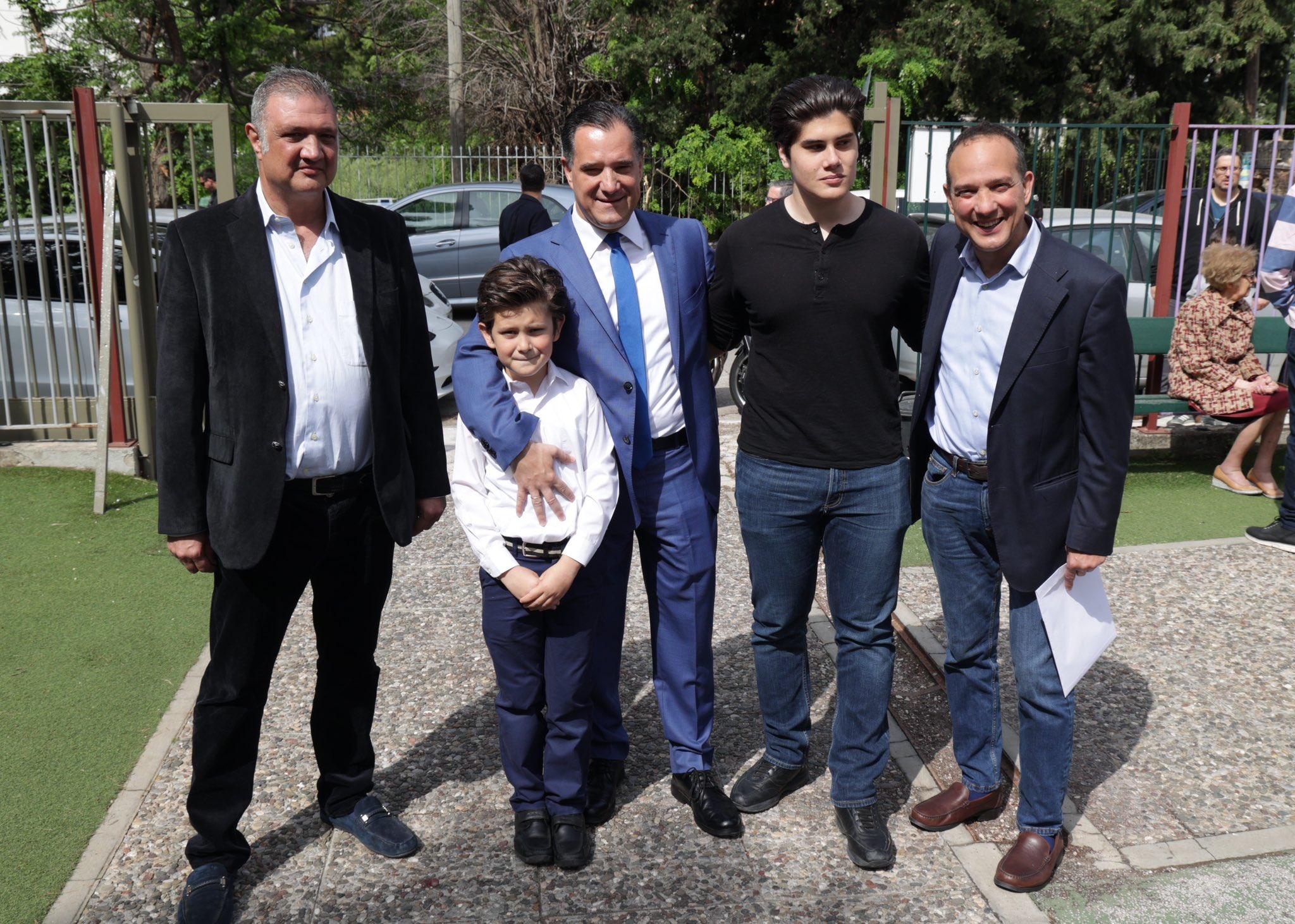 Μαζί με την οικογένειά του στην κάλπη ο Άδωνις Γεωργιάδης (ΕΙΚΟΝΕΣ)