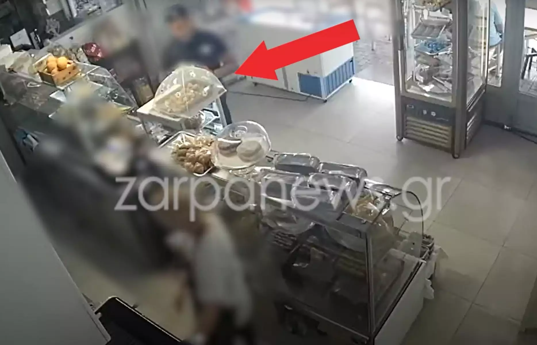 Κρήτη: Νεαρός μπήκε σε μαγαζί και έκλεψε τα φιλοδωρήματα των υπαλλήλων (ΒΙΝΤΕΟ)