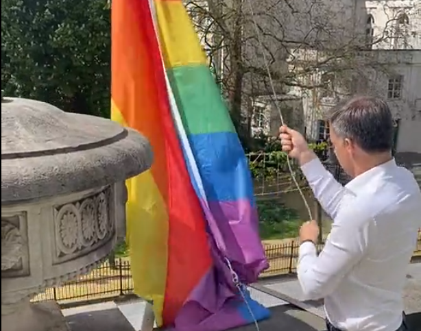 Βέλγιο: Σημαία της ΛΟΑΤΚΙ ύψωσε ο πρωθυπουργός Αλεξάντερ ντε Κρο