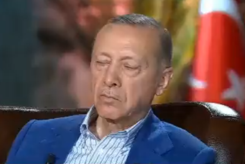 Ο Ερντογάν… αποκοιμήθηκε σε διακαναλική συνέντευξη – Δείτε βίντεο