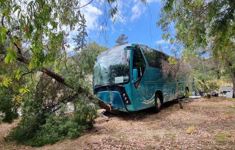 Αίγινα: Τροχαίο ατύχημα με λεωφορεία γεμάτο μαθητές -Τραυματίστηκαν ελαφρά τρία παιδιά