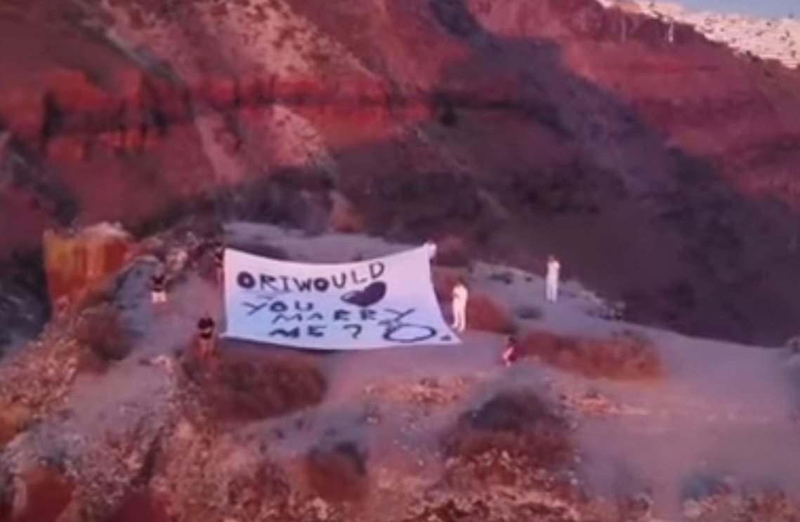 Η εντυπωσιακή πρόταση γάμου στη Σαντορίνη πάνω σε ελικόπτερο (ΒΙΝΤΕΟ)