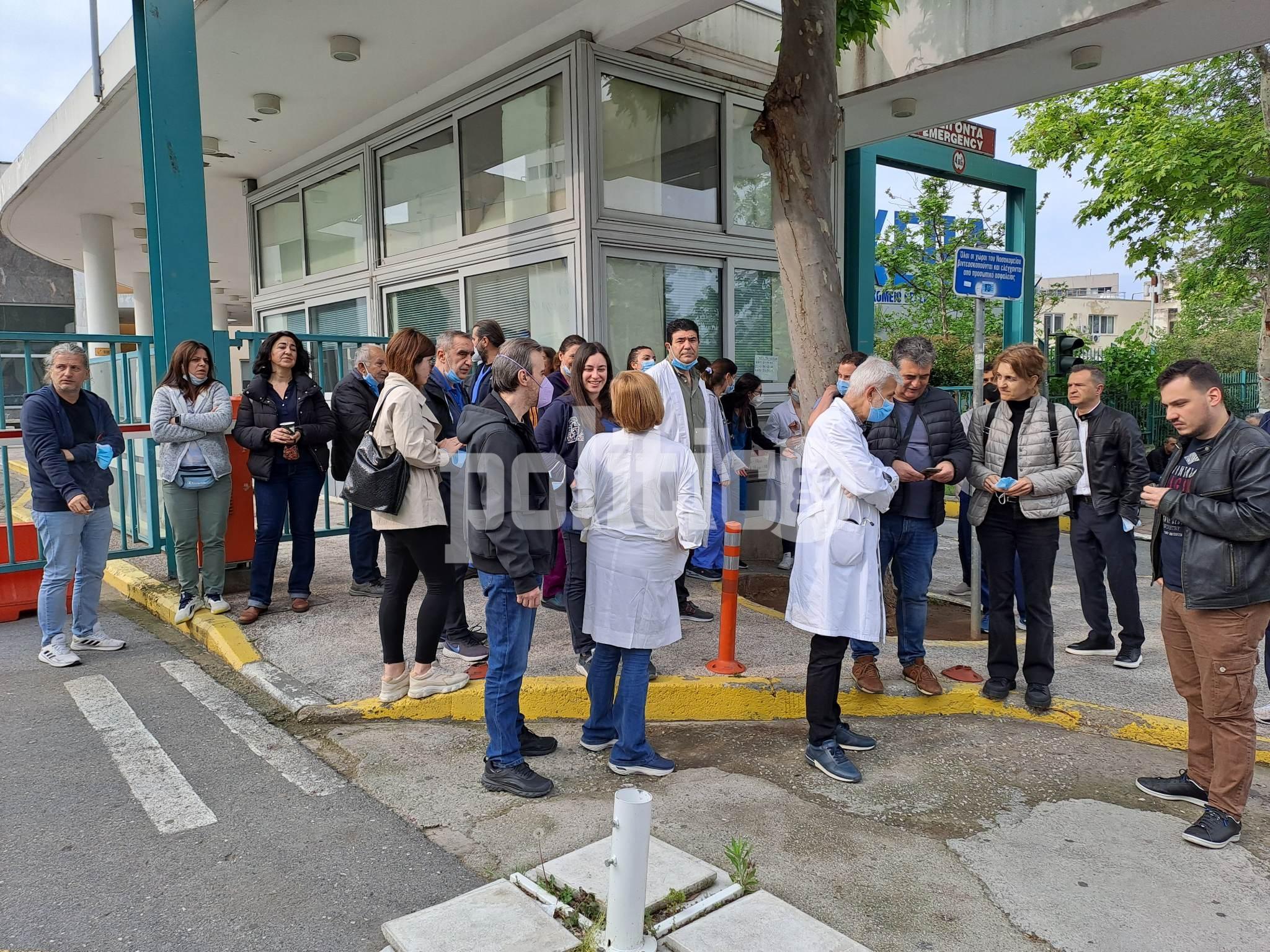 Θεσσαλονίκη: Διαμαρτυρία γιατρών ενάντια στις μετακινήσεις τους σε επαρχιακά νοσοκομεία (ΦΩΤΟ & ΒΙΝΤΕΟ)