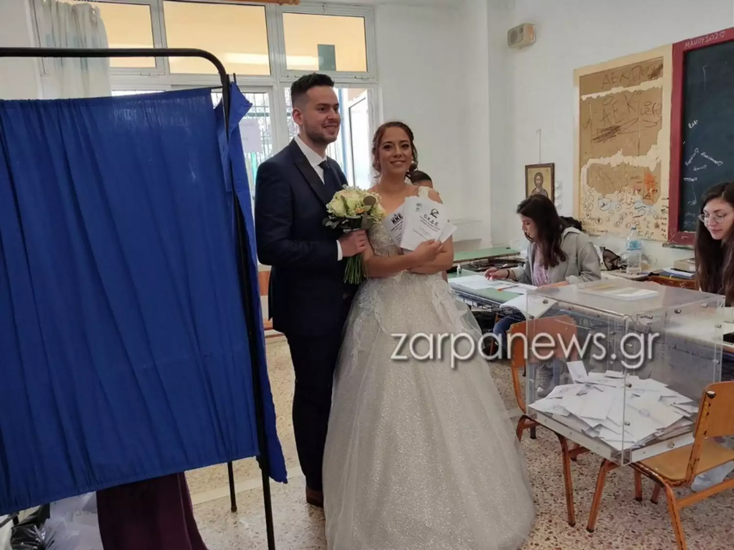 Εκλογές 2023 – Κρήτη: Ζευγάρι πήγε να ψηφίσει αμέσως μετά τον γάμο (ΒΙΝΤΕΟ)