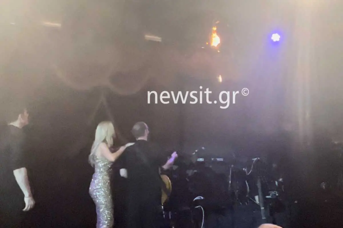 Θεσσαλονίκη: Φωτιά στη σκηνή ενώ τραγουδούσαν Θεοδωρίδου – Κακοσαίος