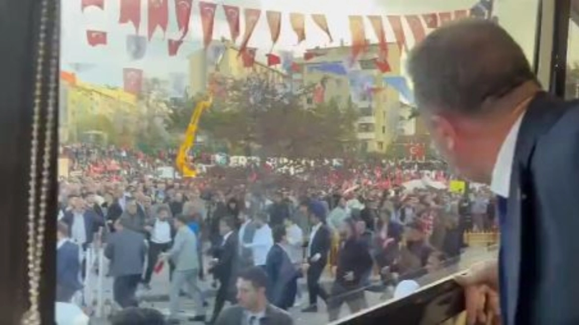 Τουρκία: Επίθεση με πέτρες από τους Γκρίζους Λύκους σε ομιλία του Ιμάμογλου (ΒΙΝΤΕΟ)