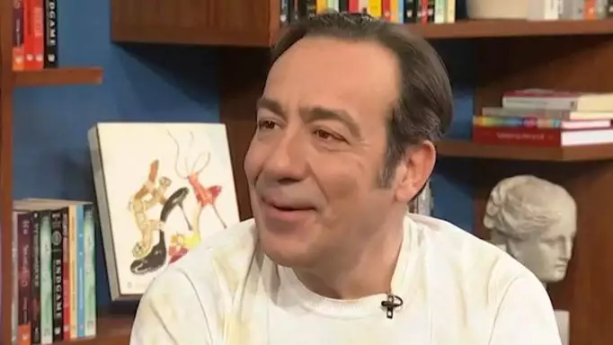 Σωτήρης Καλυβάτσης: «Ο Μανούσος Μανουσάκης με φίλησε στο στόμα για να μάθω να το κάνω σωστά στη σκηνή» (ΒΙΝΤΕΟ)