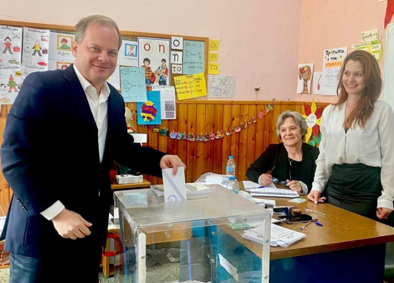 Ψήφισε ο Κώστας Καραμανλής – «Σας ευχαριστώ για τις εγκάρδιες ευχές που μου στέλνετε»