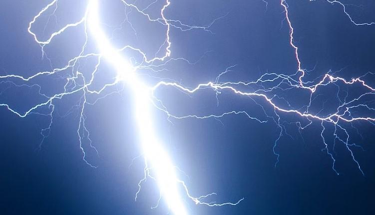 Κρήτη: Έπεσε κεραυνός στο σπίτι τους ενώ οι ιδιοκτήτες βρίσκονταν μέσα