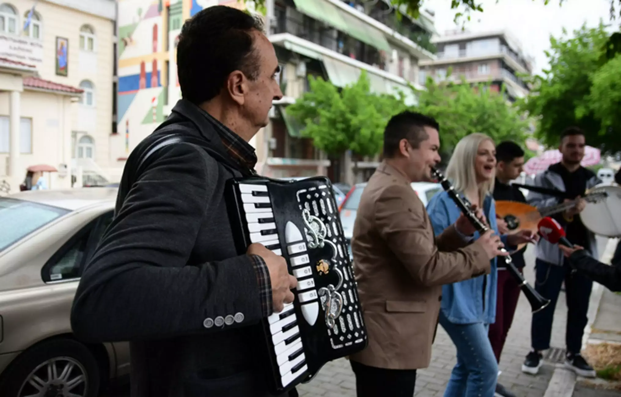 Λάρισα: Η στιγμή που τα κλαρίνα δίνουν τον τόνο έξω από εκλογικά κέντρα