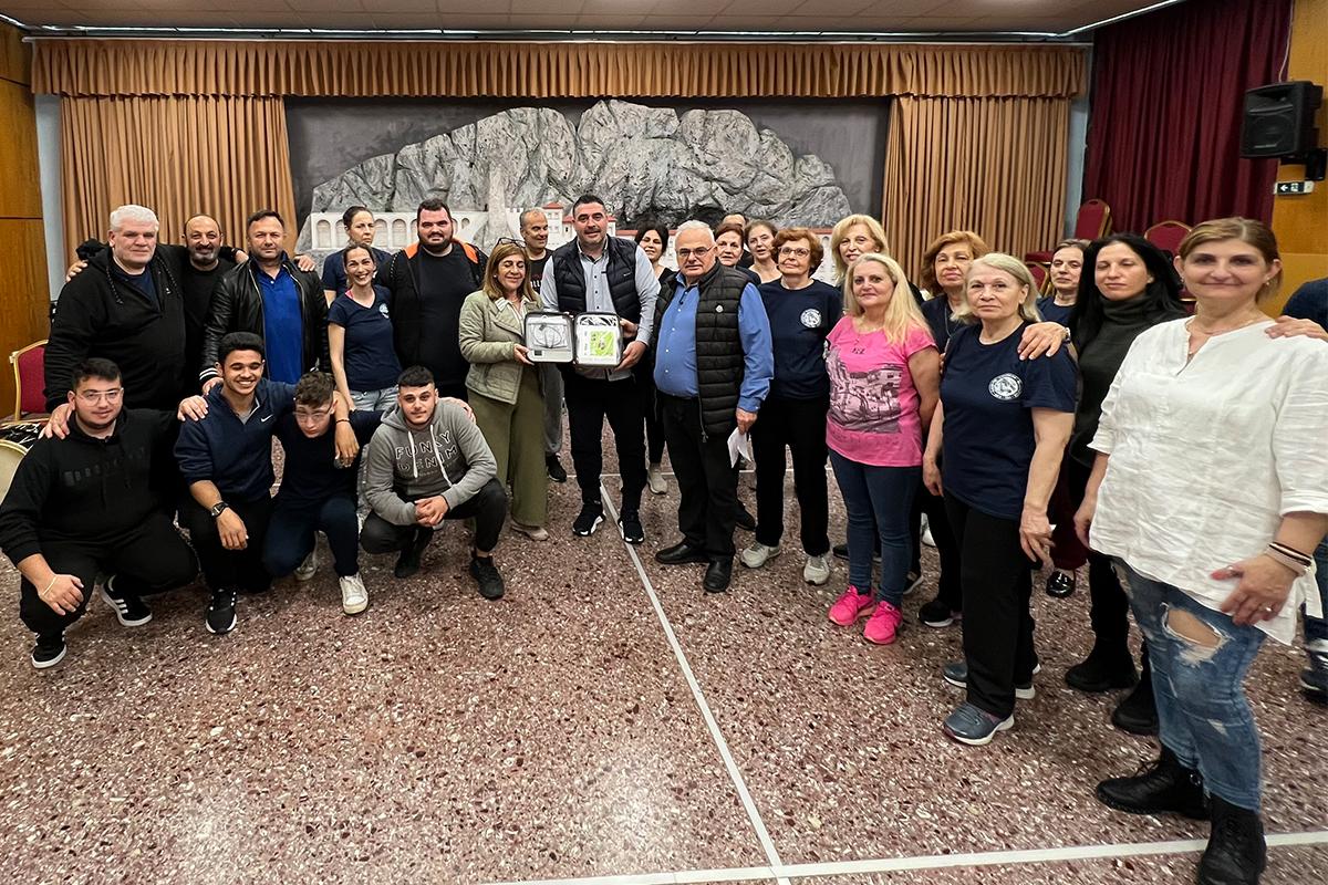 O υποψήφιος της Ελληνικής Λύσης Σ.                    Κουπελόγλου δώρισε απινιδωτή στην Αδελφότητα Κρωμναίων Καλαμαριάς