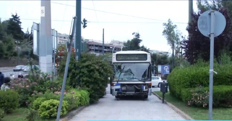 Τροχαίο στο ύψος του Καλλιμάρμαρου: Σύγκρουση αστικού λεωφορείου με μοτοσικλέτα – Δύο τραυματίες