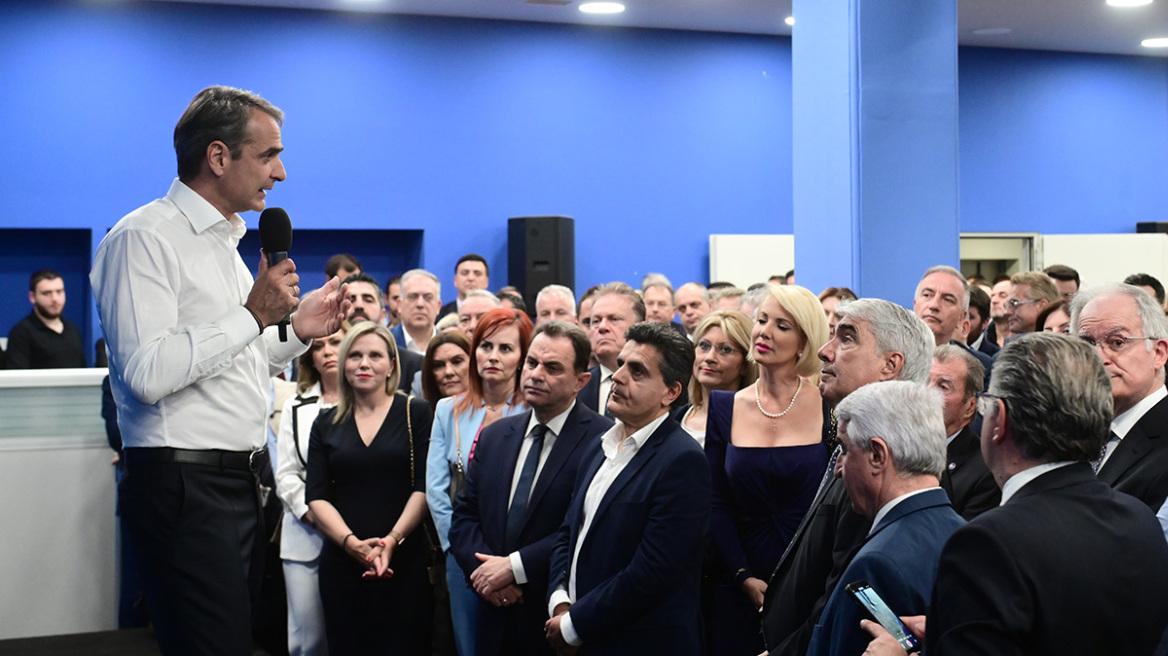 Εκλογές 2023 – Μητσοτάκης: Συγχαρητήρια για τη νίκη – Συναγερμός για τη νέα αναμέτρηση προς βουλευτές και υποψηφίους